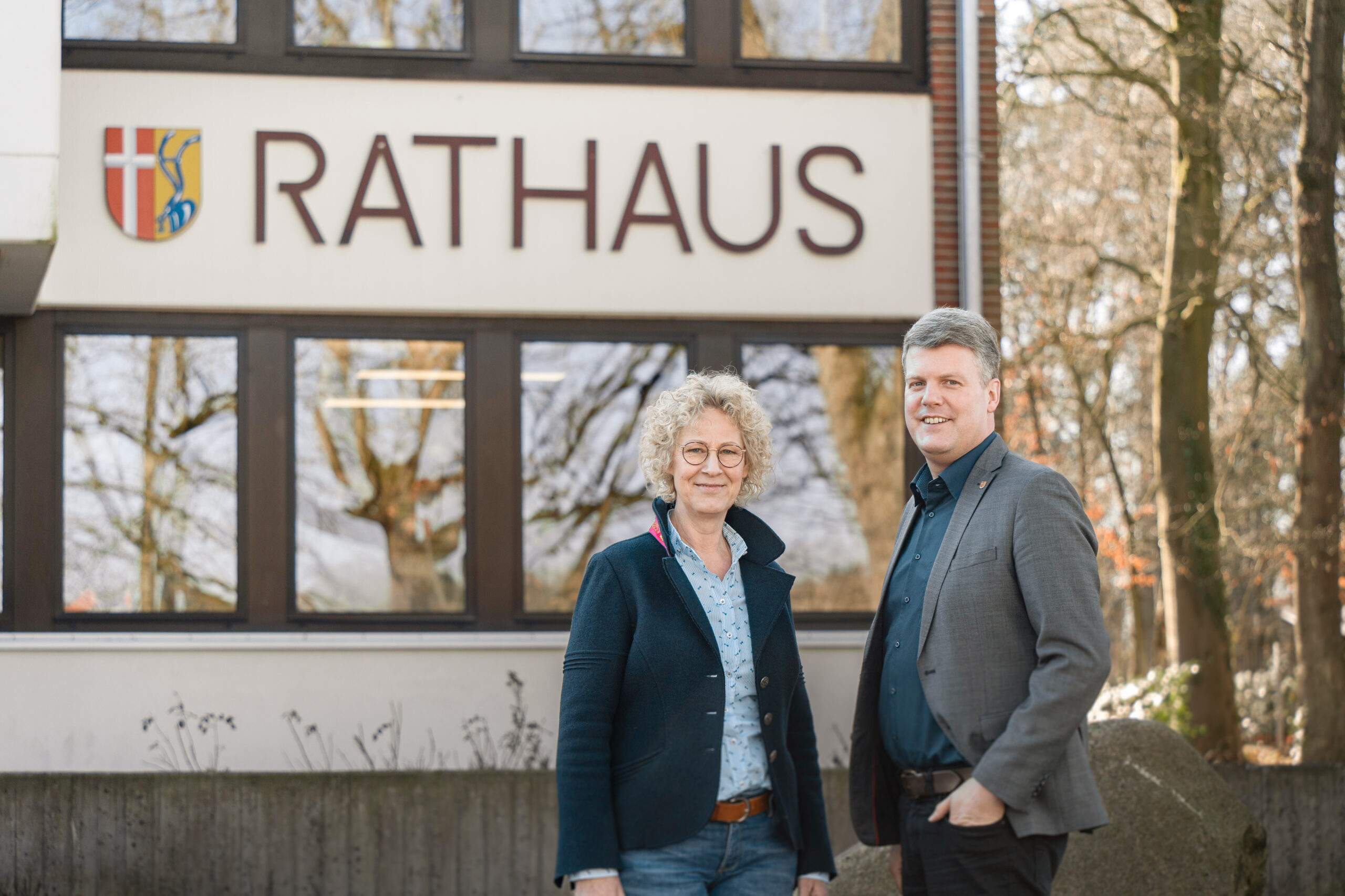 Petra Lindhorst-Köster und Bürgermeister Arne Jacobs vor dem Rathaus in Kirchlinteln Foto